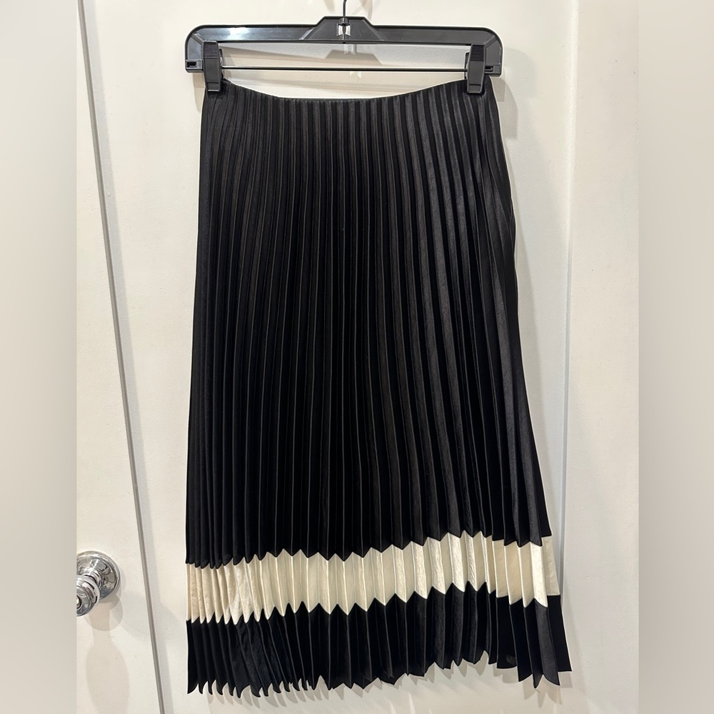 Theory Pleated Skirt size 0 - Picture 2 of 5
